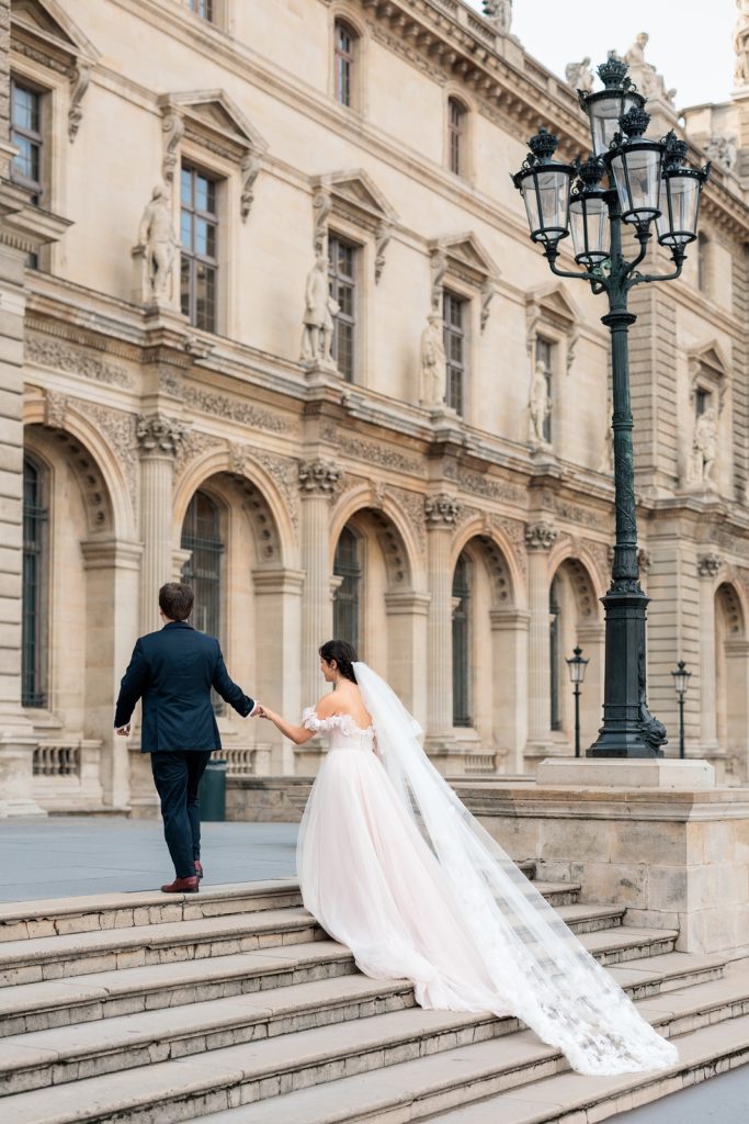 Mariage à Paris photo du couple sur les marches du Louvre