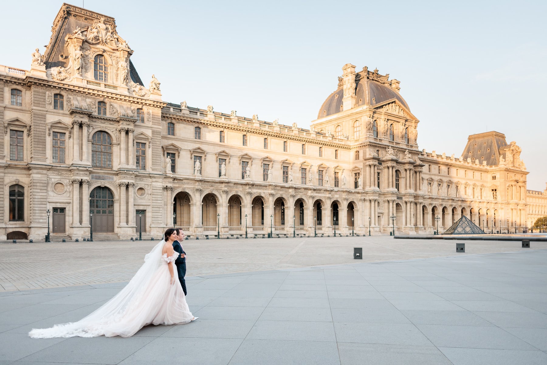 Elopement à Paris mariés au Louvre