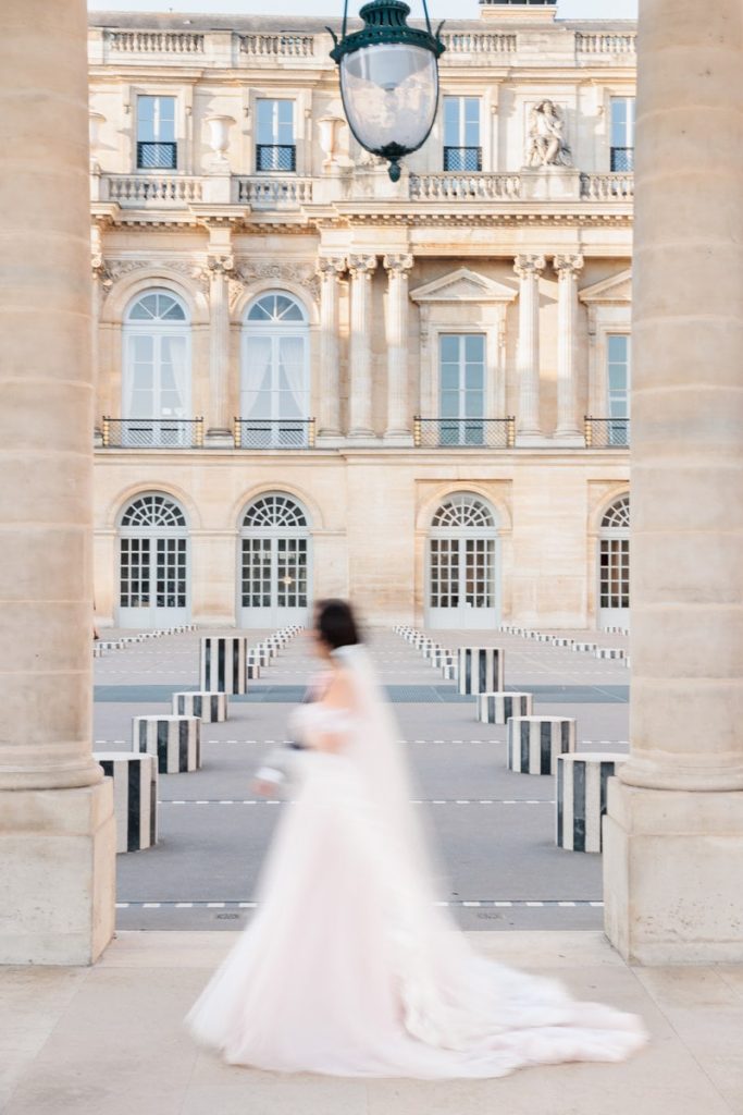 Mariage Elopement Paris Couple au Palais Royal