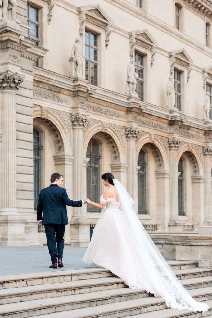 Elopement au louvre mariés qui monte les marches