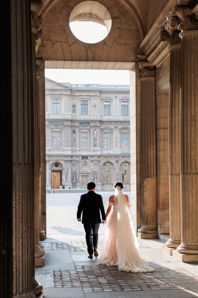 Elopement Paris Couple au Louvre avec lumière du levé de soleil