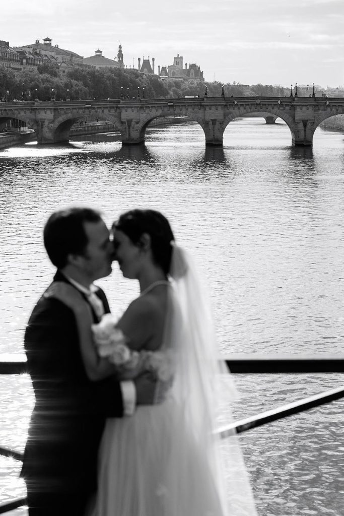 Elopement Paris Portrait mariés pont Alexandre III
